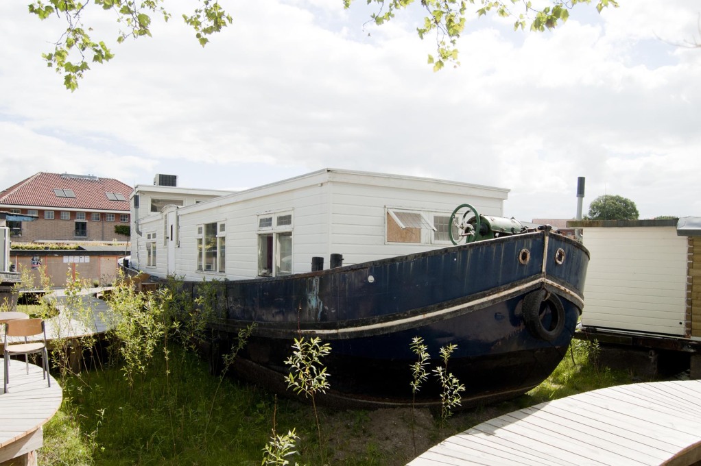 space&amp;matter collected some 15 discarded boats&sbquo; refurbished them and placed them on site... (Photo: Martin van Wijk)