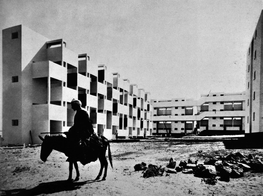 Honeycomb Housing project by Georges Candilis, Shadrach Woods, Vladimir Bodianski and Henri Pirot in Casablanca, 1952... (Photo &copy; Sydney W. Newberry / Architect's Journal)