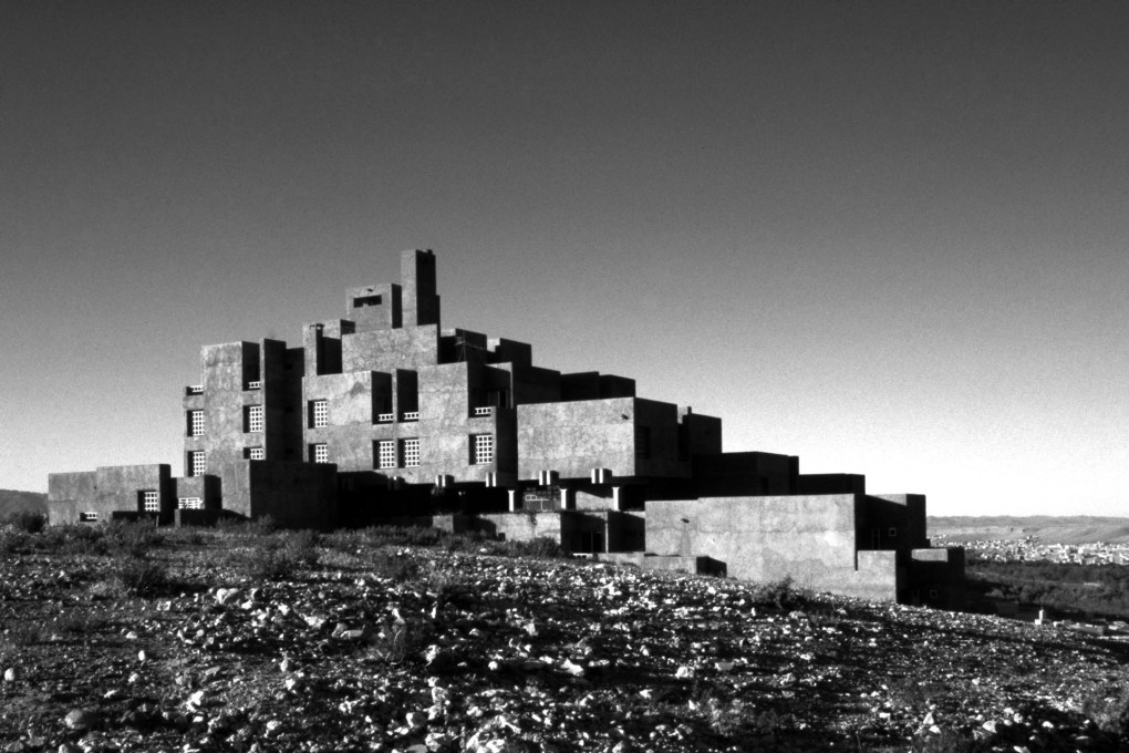 The H&ocirc;tel du Dad&egrave;s by Patrice de Mazi&egrave;res and Abdeslem Faraoui, built 1979-1982 in Boulemane, Morocco... (Photo &copy; Brian Brace / Aga Khan Trust for Culture)