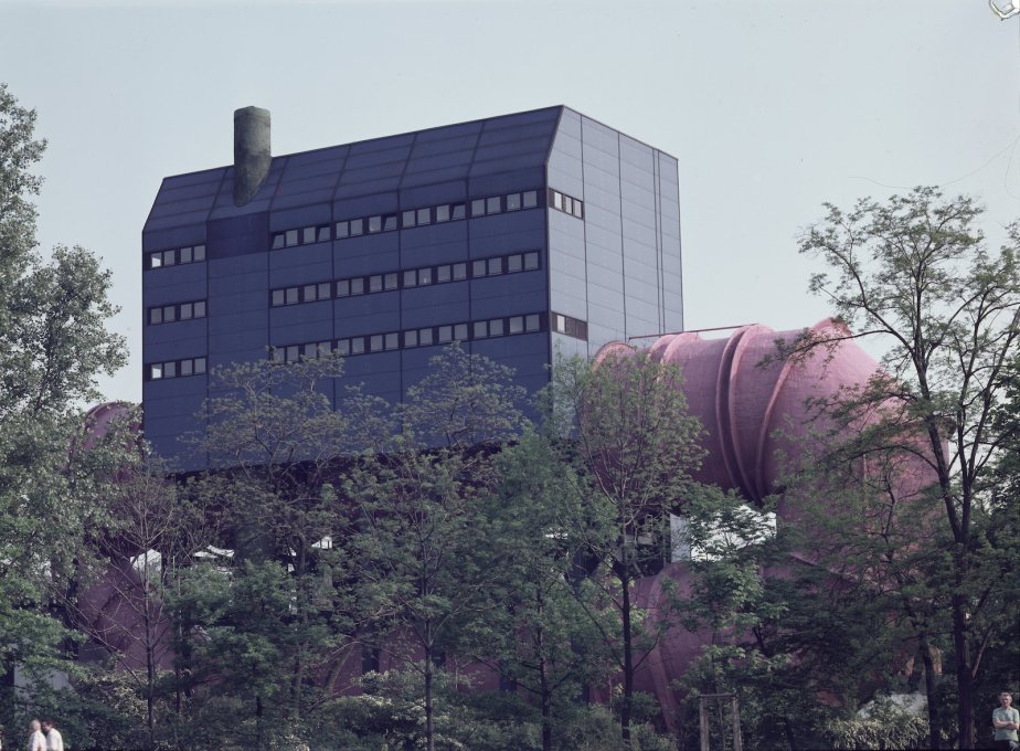 Leo&rsquo;s most famous building: the &ldquo;Circulation Tank 2&rdquo; (1967-74), designed for the TU Berlin standing at the Landwehr Canal next to the main railtracks at the north of the Tiergarten. (Photo: Helge Bofinger, 1978)