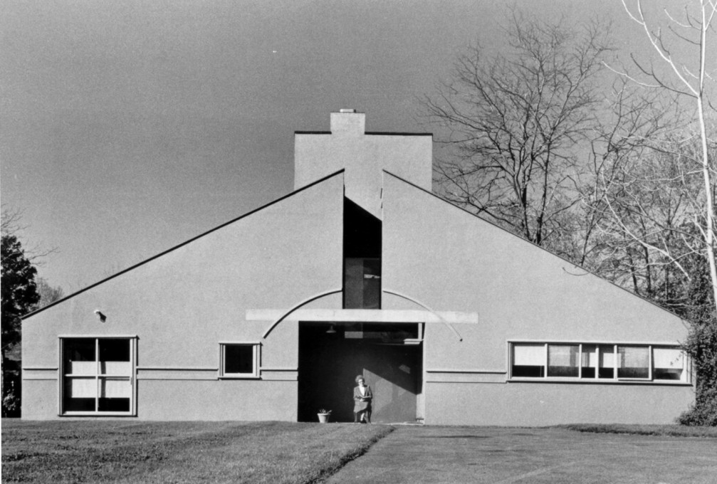 Vanna Venturi House, Chesnut Hill, Philadelphia, Pennsylvania, 1964, front elevation. (Photo: Rollin LaFrance, all photos courtesy Venturi, Scott Brown and Associates, Inc.)