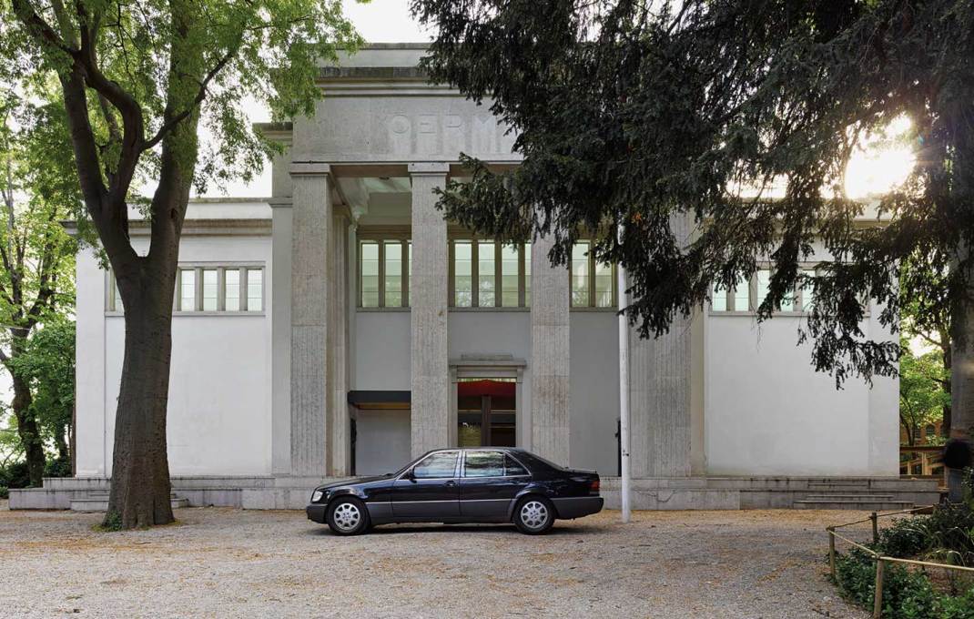 ...with a black official Mercedes parked in front, hinting at the political symbolism of the two buildings ... (Photo: Bas Princen &copy; CLA)