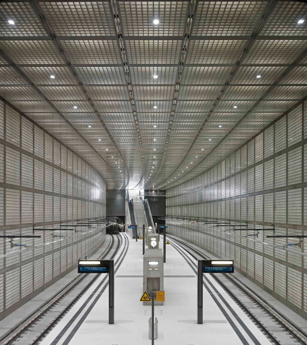 Only the enormous height of the space&nbsp;prevents this from being claustrophobic, or having strong associations with jails or cages. (Photo: Stefan M&uuml;ller)