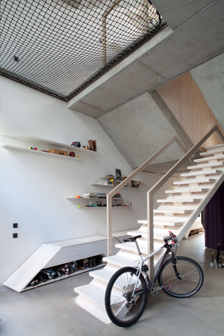 Yet the mountain bike has to stay downstairs. (Photo: Anja B&uuml;chner / XTH architects)