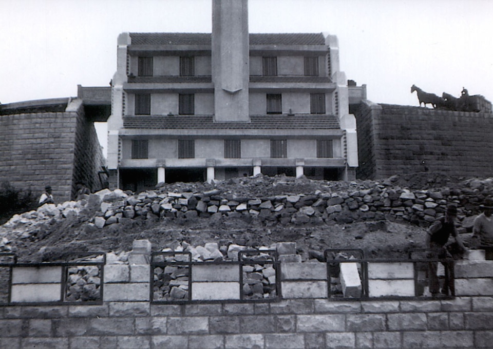 Construction photograph. Extensive stone masonry work was needed to shore up and reinforce the sloping site. (Photographer unknown, courtesy SJB Architects/Willoughby Council)