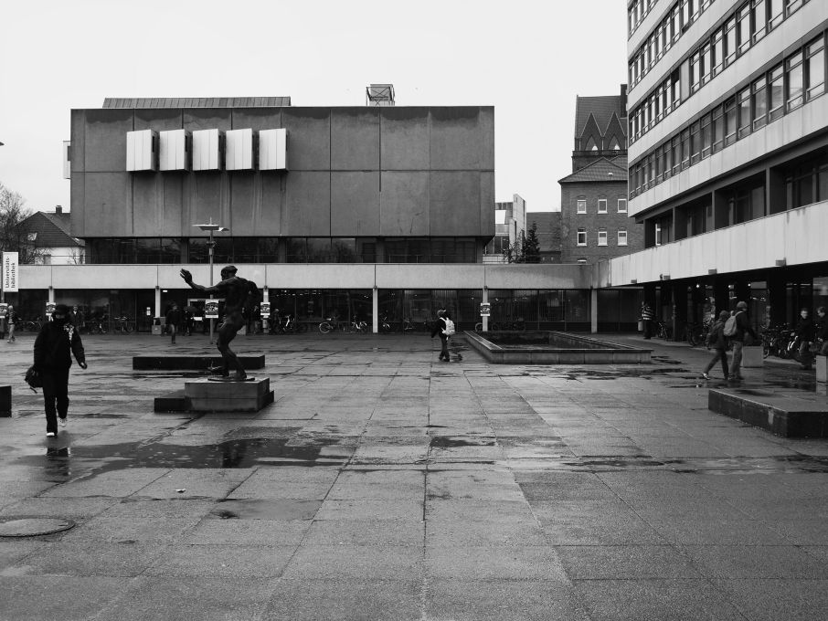 Thus, his pictures seem to carry a bit of the optimism of the 1950s and 60s &ndash; but at the same time they feel a bit outdated and old-fashioned. Campus of the Technical University in Braunschweig, 2010. Photo: Arne Schmitt