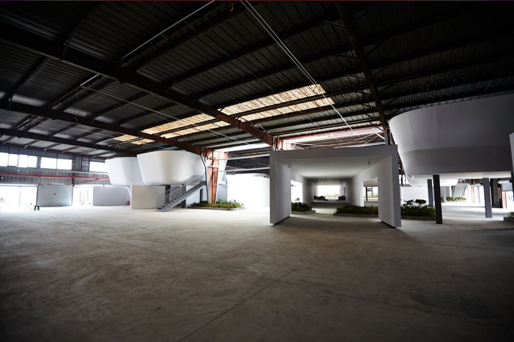 The Border Warehouse space fitted out with new dividing walls and pods to take display material. (Photo: Zeus Photography, &copy;Shenzhen Biennale of Urbanism\Architecture Organizing Committee)