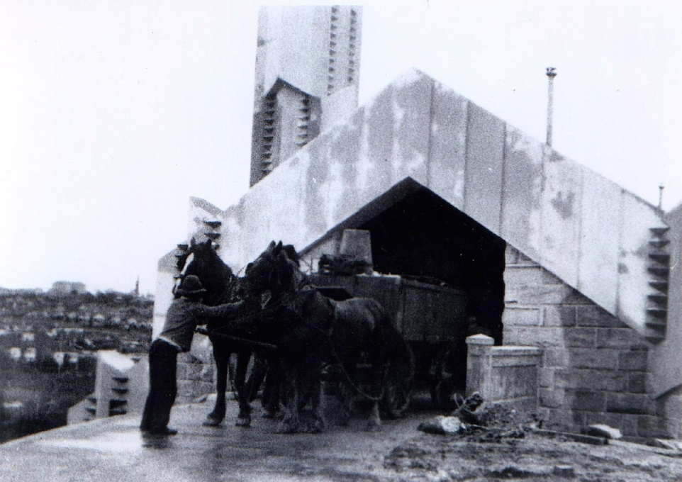 Horse-drawn waste cart backed up to the eastern entrance, showing the easy and direct intake of waste to the incinerator facility. (Photographer unknown, courtesy SJB Architects/Willoughby Council)