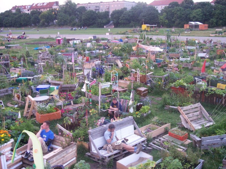 The Allmende Kontor on Berlin&rsquo;s former Tempelhof airfield is a community garden and a platform for networking, making it the perfect choice as a We-Traders project. (Photo: K.D. Grote)