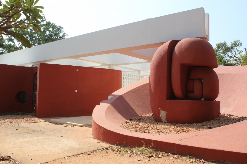 The entrance to Last School is formed by several sculptural elements, which underline how the arts are a foundation of the education there.
