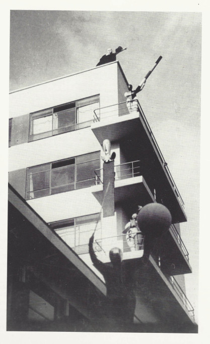 The Bauhaus building as stage, produced by Oskar Schlemmer, photographed by Erich Consem&uuml;ller, 1928. (Photo: Erich Consem&uuml;ller&nbsp;&copy; Stiftung Bauhaus Dessau)