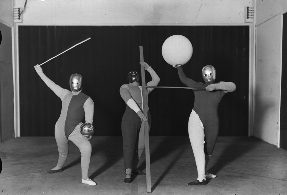 A Bauhaus play, scene one: a dance formation, produced by Oskar Schlemmer, photography by Erich Consem&uuml;ller, 1927. (Photo: Erich Consem&uuml;ller &copy; Stiftung Bauhaus Dessau)