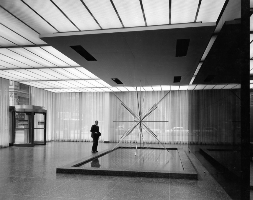 The lobby of the Inland Steel Building with Richard Lippold&rsquo;s sculpture &ldquo;Radiant I&rdquo;. (Photo&nbsp;&copy; Hedrich Blessing)