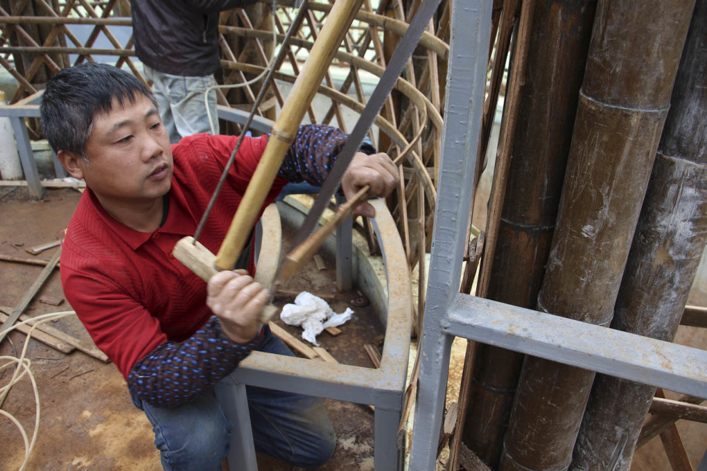 The bamboo was cut and assembled on site, the single sticks are simply plugged into the construction so that most of them can be replaced individually if they are damaged or cracked. (Photo: December 2015)