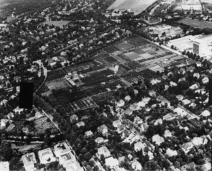 Aerial of the empty site in Zehlendorf around 1960 when it was mainly used for fruit cultivation. (Image &copy; Archive Manfred Schiedhelm)