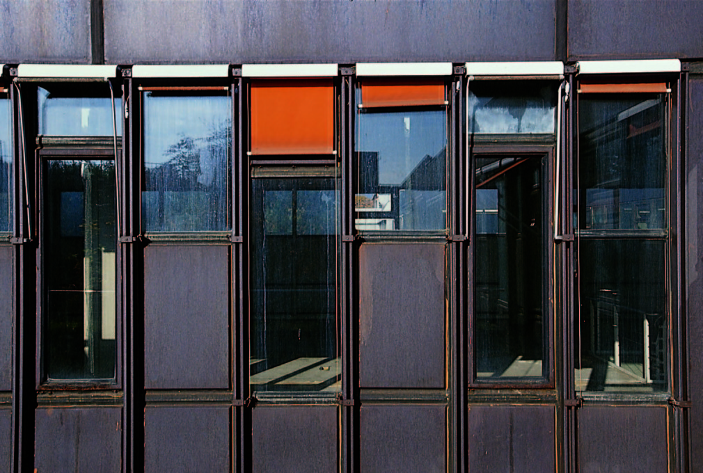 By the 1980s, the Corten steel panels were damaged beyond repair. But their renovation by Norman Foster started only in 1997. (Photo from 1997: Rudi Meisel &copy; Foster+Partners)
