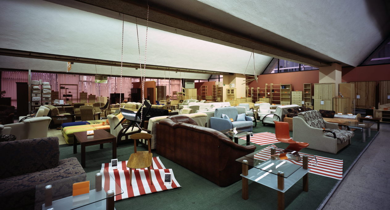 The first exhibition of the MoMA was set into the furniture display of the store. (Photo: Jan Smaga)