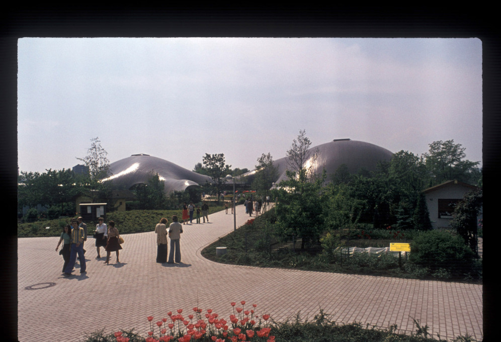 The approach to the Multihalle, Federal Horticultural Show in Mannheim, 1970-1975. (Photo: Heinrich Klotz)