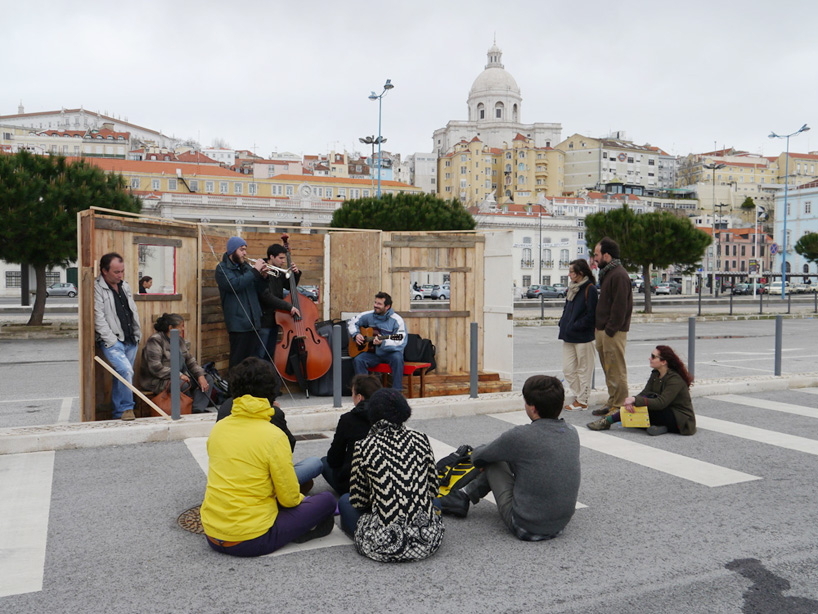 The initative &ldquo;A Linha&rdquo; produced DIY furniture and placed them in the city district of Alfama. (Photo: A Linha)