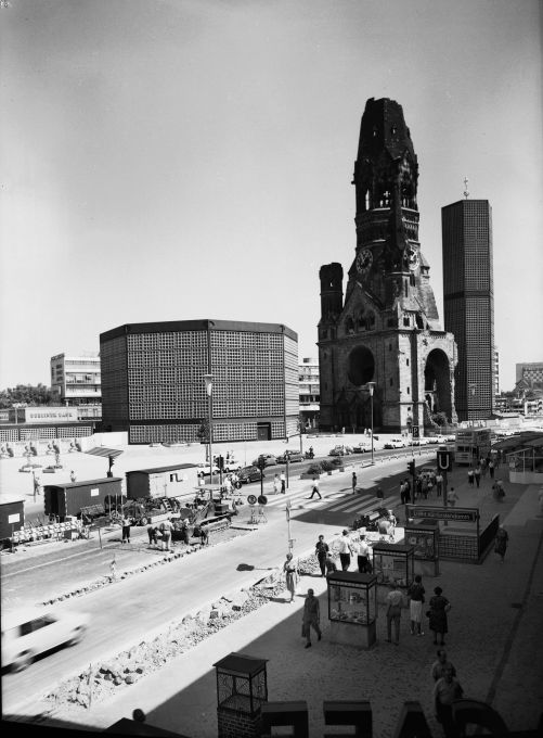 The Alexanderplatz&rsquo;s counterpart in the West: the Breitscheidtplatz with the Kaiser Wilhelm Memorial Church redesigned by Egon Eiermann (1956-63). (Photo: Otto Borutta, 1963 &copy; Berlinische Galerie)