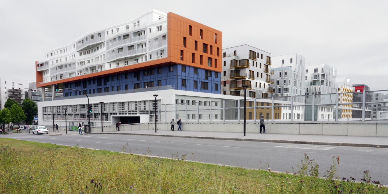 At one end, Christian de Portzamparc&rsquo;s overhanging section contains 180 social housing units and a nursery. (Photo: Mattias Van Rossen, XDGA)