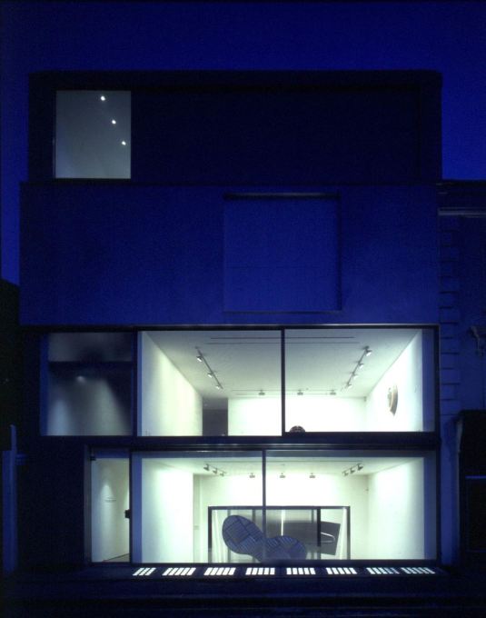 Lisson Gallery II, Bell Street, London, 1992. Evening shot showing the transparency of the galleries to the street. (Photo: Peter Cook)