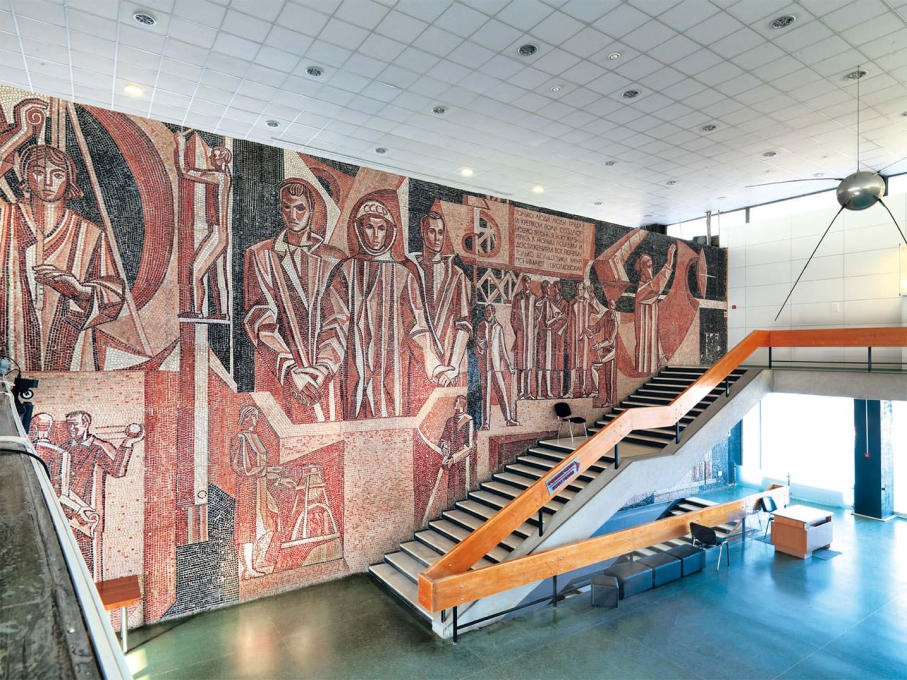 A mosaic by Andrei Vasnetsov welcomes visitors with powerful motifs from Soviet space travels. (Photo: Philipp Meuser)