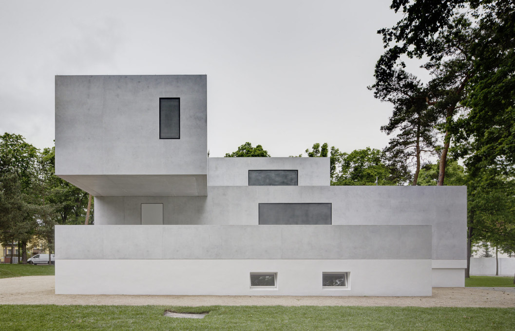 The new House Gropius, designed by Bruno Fioretti Marquez Architects, is built on the basement of the original, the only part to survive the bombings in WW2. (Photo: Christoph Rokitta / Stiftung Bauhaus Dessau)
