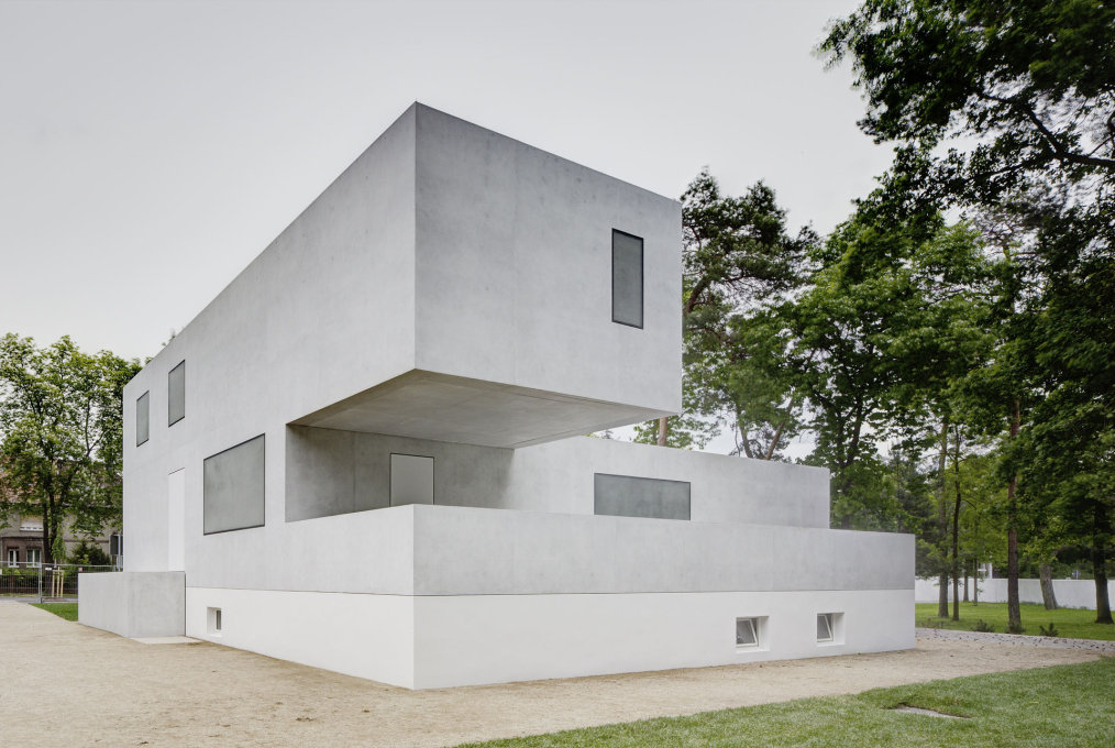 And today... the ghost of House Gropius, replacing House Emmer, demolished in 2008, following discussions about what to preserve, to reconstruct or to destroy... (Photo: Christoph Rokitta / Stiftung Bauhaus Dessau)