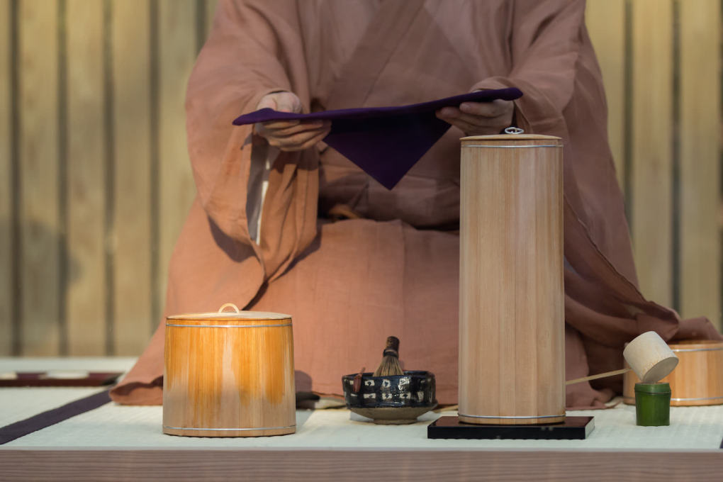 The tea ceremony was conducted by a 15th generation Kyoto tea master. &copy; Hiroshi Sugimoto + New Material Research Laboratory, courtesy Le Stanze del Vetro (Fondazione Giorgio Cini and Pentagram Stiftung)