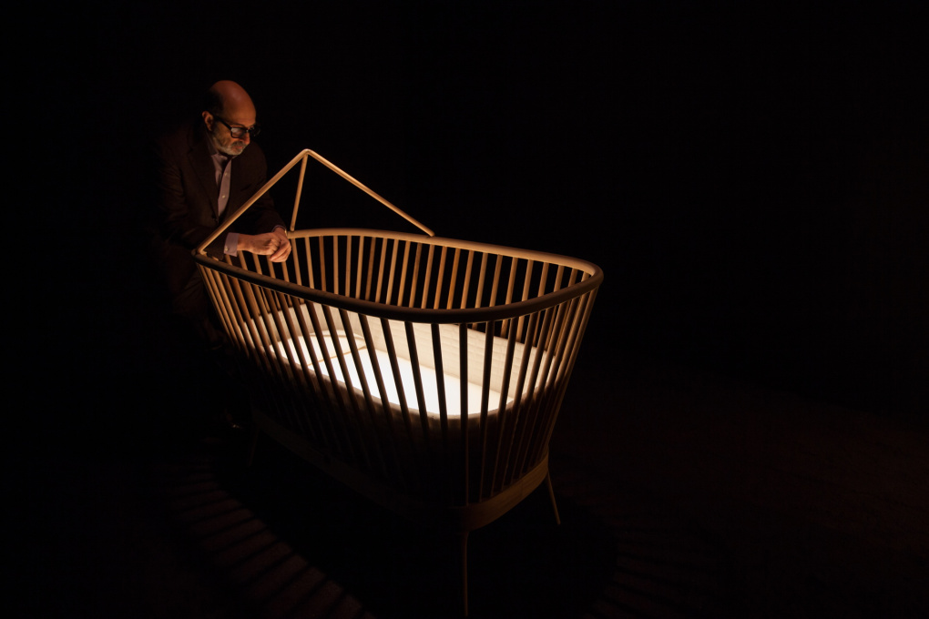 Isay Weinfeld in the exhibition display with the cradle he designed. (Photo: Eliseu Cavalcante)