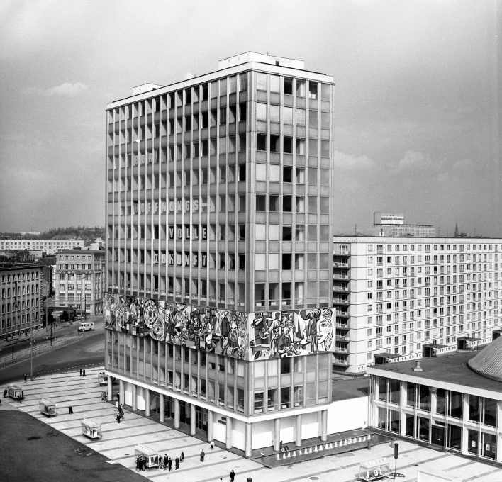 Hermann Henselmann: &ldquo;Haus des Lehrers&rdquo; on the northeastern corner of Alexanderplatz (1961-64), with a mosaic by Walter Womacka. (Photo from 1965: Gisela Dutschmann &copy; Berlinische Galerie)