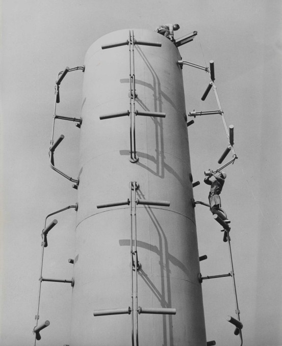 The antenna under assembly in 1968, pictured here at the Funkwerk manufacturing site in Berlin-Kopenick.&nbsp;(Photo: Karl-Heinz Kraemer &copy; Archive Berlinische Galerie)