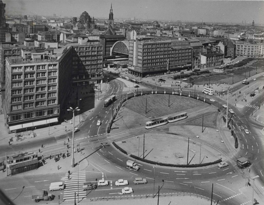 An image of Alexanderplatz taken earlier in 1965, notable for the roundabout which has long since disappeared as well as the absence of its most famous structure as a backdrop.&nbsp;(Photo: Karl-Heinz Kraemer &copy; Archive Berlinische Galerie)