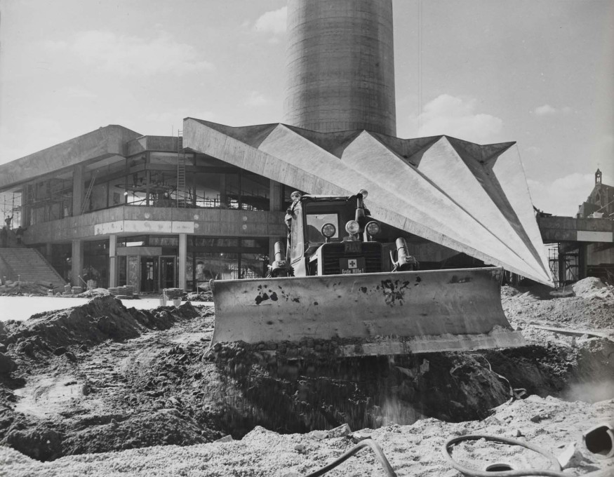 Levelling work takes place on the ground in September 1969, with the sharp, angular folds of concrete of the TV Tower's base visible in the background.&nbsp;(Photo: Karl-Heinz Kraemer &copy; Archive Berlinische Galerie)