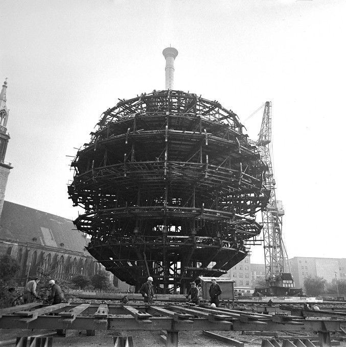 The famous sphere, designed by&nbsp;Fritz Dieter, was preassembled on the ground between April and November 1967.&nbsp;(Photo: Karl-Heinz Kraemer &copy; Archive Berlinische Galerie)