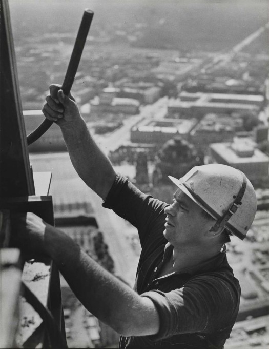 Construction work at a great height, with the city cathedral and Unter den Linden visible in the background.&nbsp;(Photo: Karl-Heinz Kraemer &copy; Archive Berlinische Galerie)