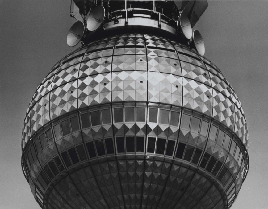 The famous&nbsp;&ldquo;Pope&rsquo;s Revenge&rdquo; effect: sunlight hitting the sphere&rsquo;s diamond-patterned exterior, causing what looks like a cross to appear.&nbsp;(Photo: Karl-Heinz Kraemer &copy; Archive Berlinische Galerie)