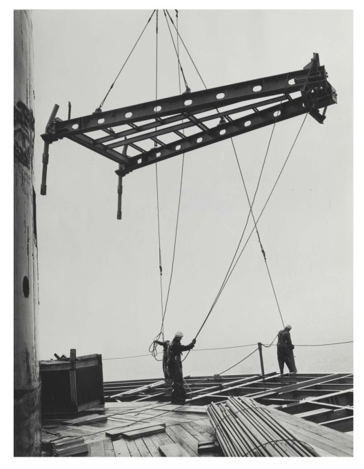 A segment reaches its destination, 250m above the ground.&nbsp;(Photo: Karl-Heinz Kraemer &copy; Archive Berlinische Galerie)