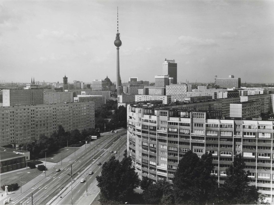 The Berliner Fernsehturm, once the architectural emblem of the GDR, and now for the whole city, as viewed from Leninplatz in 1979. (Photo: Karl-Heinz Kraemer &copy; Archive Berlinische Galerie)