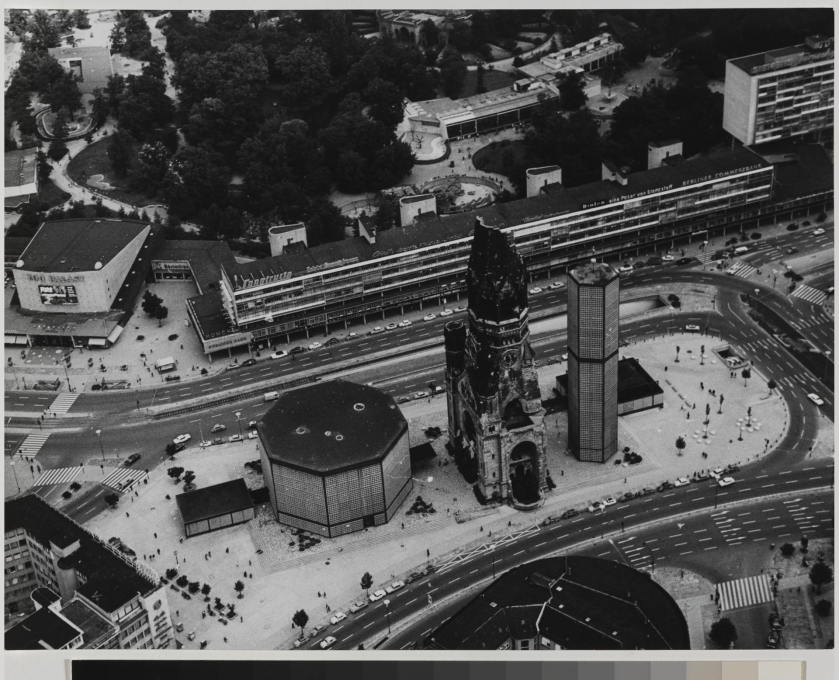 Eiermann originally intended to demolish the old church but was forced to move his two buildings to both sides of the ruin. (Photo: Otto Borutta, circa 1965 &copy; Berlinische Galerie)