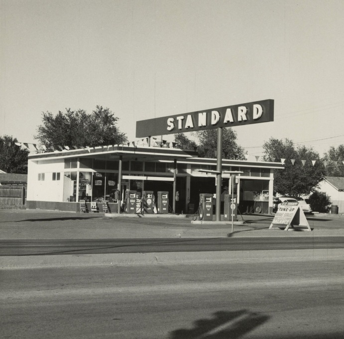 From&nbsp;&ldquo;Overdrive&rdquo;:&nbsp;Ed Ruscha&rsquo;s&nbsp;Standard, Amarillo, Texas,&nbsp;1962.&nbsp;(Photo:&nbsp;The J. Paul Getty Museum, Los Angeles &copy;)