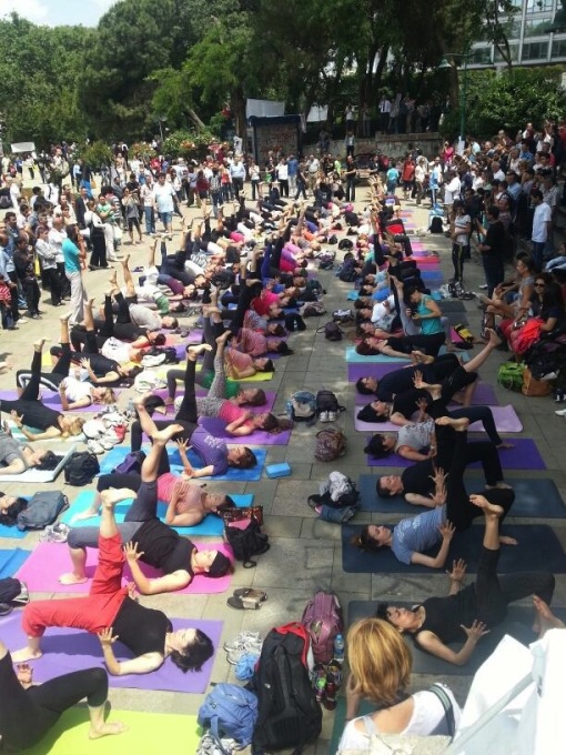 Yoga classes also took place in the center of the park, as people came together to defend the space.&nbsp;(Photo:&nbsp;Merve Bedir)