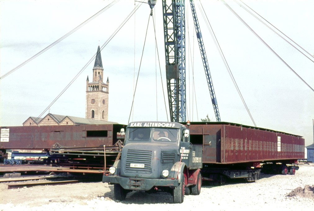 Delivery of one of the steel elements for the roof of the Neue Nationalgalerie. (Photo: Heinz Oeter &copy; Archive of Berlinische Galerie)
