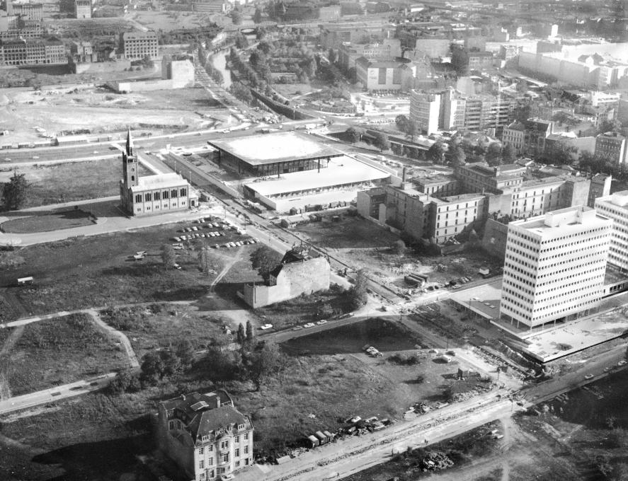 Aerial view of the Neue Nationalgalerie from 1967. (Photo: Otto Borutta &copy; Archive of Berlinische Galerie)