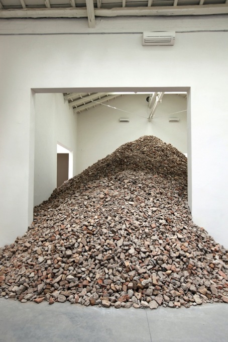 Overflowing with bits! The fragmented doppelg&auml;nger of the Spanish Pavilion - in the Spanish Pavilion. An installation by the artist Lara Almarcegui. (Photo: Bruno Cordioli, Courtesy la Biennale di Venezia)