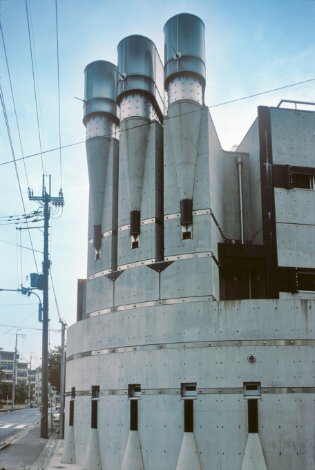 Takamatsus &ldquo;Pharaoh&rdquo; in Kyoto (from 1984): &ldquo;The bolts that are drilled into the concrete all over the fa&ccedil;ade are also striking. They turn into a kind of technoid surface ornament.&rdquo;