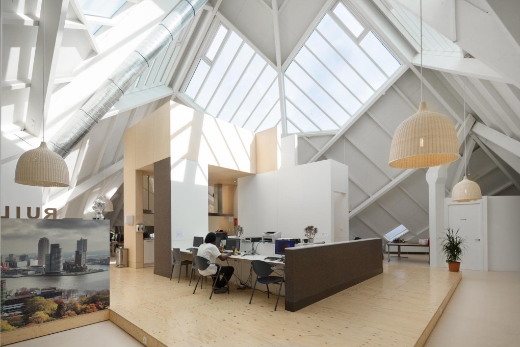 At the top, under the roof, are the light-filled communal living spaces. (Photo: Ossip van Duivenbode)