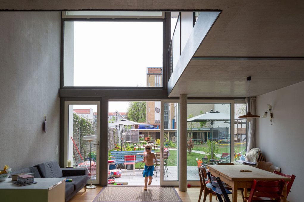 A double-height living space of the &ldquo;twin house&rdquo;, 2010. (Photo: Marcus Ebener, Die Zusammenarbeiter)