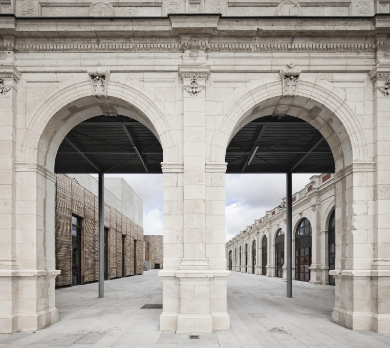 Close-up of new courtyard created on site of old train shed and platforms. (Photo: Luc Boegly)